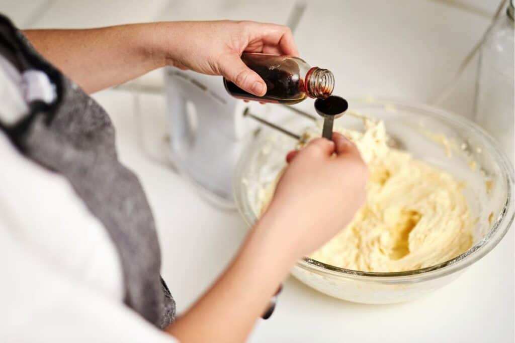 Process of putting vanilla for baking.