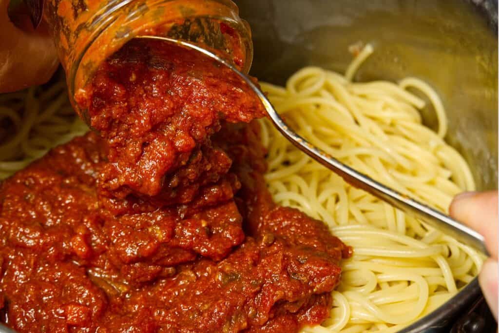 Fresh tomato sauce in spaghetti.